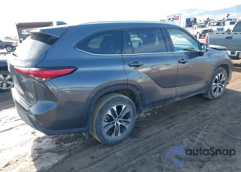 2021 Toyota Highlander Xle z USA, uszkodzony, nr VIN 5TDGZRBH4MS083074